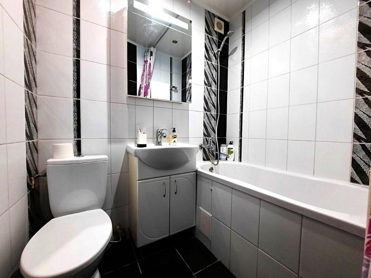 Один Каштан Мережа Alex Apartments Безконтактне Заселення 24-7 Poltava Eksteriør billede